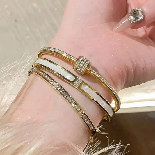 Crystalis - Bracelet Élégant Doré avec Strass Scintillants Crystalis